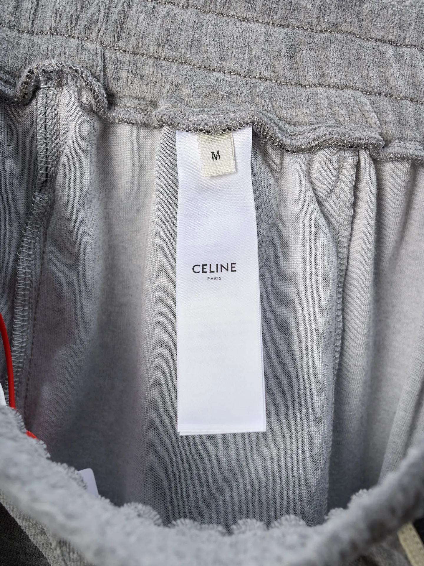 [Real auction] Celine/Celine gray fog velvet Arc de Triomphe embroidered straight trousers suit [In Stock] S M L XL custom-made Yunrou twin velvet matt cotton sateen, delicate and smooth, as close to the skin as a cloud wrap, with high-end gray as the main tone, low-key and full of connotation. The iconic CELINE Arc de Triomphe embroidery awakens on the gray fog velvet, fully recognizable, and the contrasting ribbons on both sides are sublimated to lift the tension of color. The visual impact between movement and stillness The lazy lines of the straight draped version are strong and soft. When taken apart, it is a style item. When worn together, it is an aura shirt. The suit is worry-free to wear. It adopts imported machine embroidery technology and uses advanced computer control system and precision mechanical components to realize the Arc de Triomphe embroidery operation. High precision. The lines are smooth and delicate. The fabrics have been washed and have a better hand feel. Not easy to deform, not easy to shrink, not easy to fade. Maintain long-term beauty and fit.